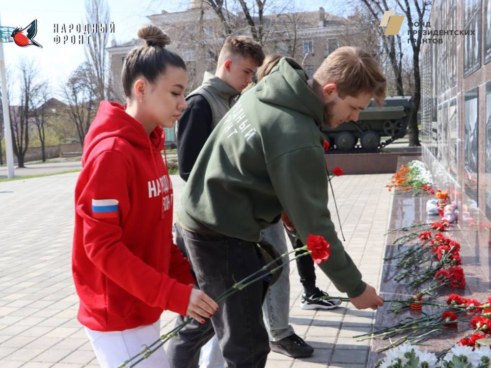 Молодёжка Народного фронта Стаханова чтит память невинных жертв! Молодёжка Народного фронта Стаханова чтит память невинных жертв!