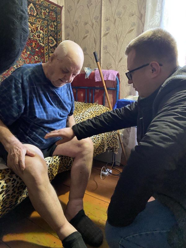 Активисты Единой России посещают ветеранов Активисты Единой России посещают ветеранов