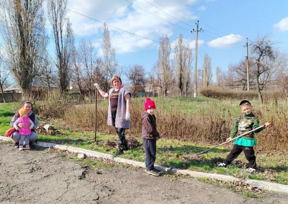 посёлок Краснолучский:. провели субботник по уборке общественных мест, прилегающие к административному зданию территории, собрали сухие ветки вдоль дороги при въезде в посёлок посёлок Краснолучский:. провели субботник по уборке общественных мест, прилегающие к административному зданию территории, собрали сухие ветки вдоль дороги при въезде в посёлок