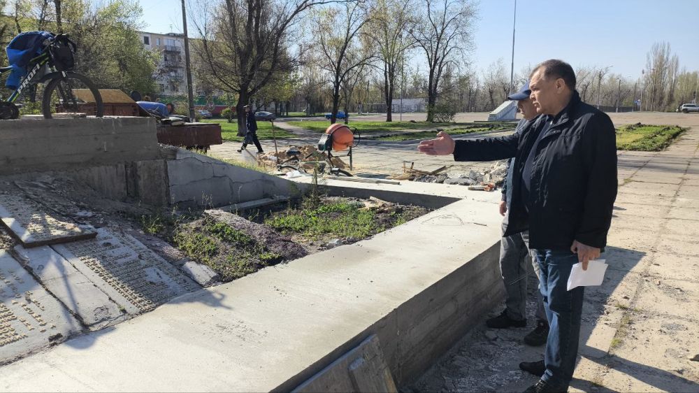 Сегодня первый заместитель Главы Администрации городского округа города Рубежное Луганской Народной Республики Игорь Шмидт посетил лично и проверил ход проведения восстановительных работ памятников Сегодня первый заместитель Главы Администрации городского округа города Рубежное Луганской Народной Республики Игорь Шмидт посетил лично и проверил ход проведения восстановительных работ памятников