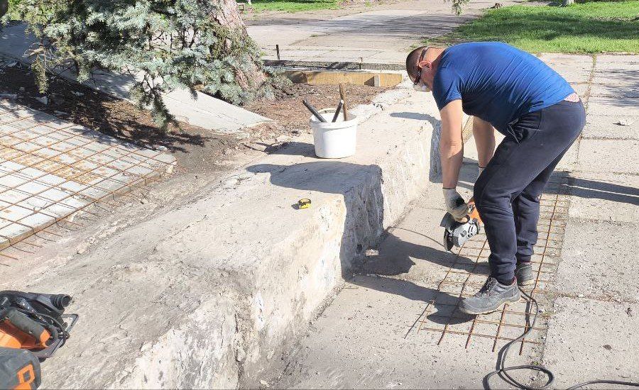 Сегодня первый заместитель Главы Администрации городского округа города Рубежное Луганской Народной Республики Игорь Шмидт посетил лично и проверил ход проведения восстановительных работ памятников Сегодня первый заместитель Главы Администрации городского округа города Рубежное Луганской Народной Республики Игорь Шмидт посетил лично и проверил ход проведения восстановительных работ памятников