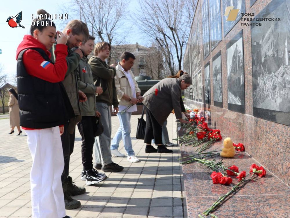 Молодёжка Народного фронта Стаханова чтит память невинных жертв! Молодёжка Народного фронта Стаханова чтит память невинных жертв!