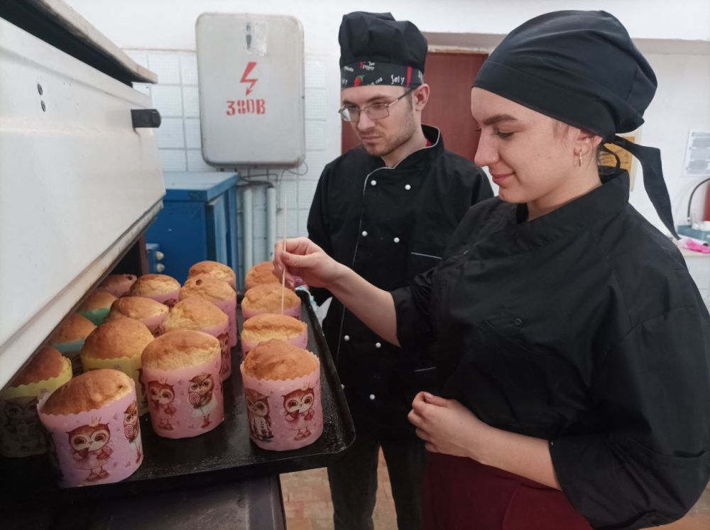 Первомайские единороссы испекли пасхальные куличи Первомайские единороссы испекли пасхальные куличи