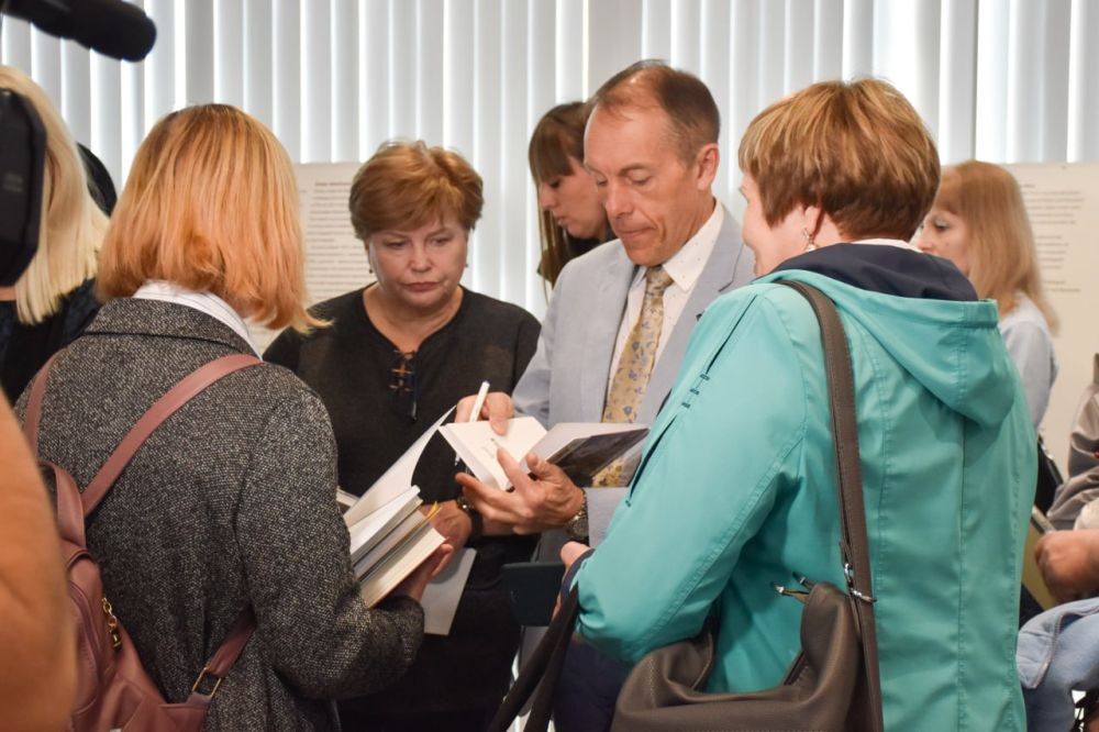 В Луганске заработала выставка «Александр Шморель – студент, патриот, антифашист, святой» В Луганске заработала выставка «Александр Шморель – студент, патриот, антифашист, святой»