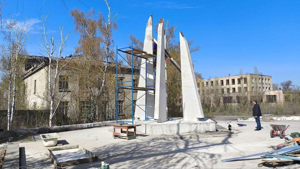 Сегодня первый заместитель Главы Администрации городского округа города Рубежное Луганской Народной Республики Игорь Шмидт посетил лично и проверил ход проведения восстановительных работ памятников Сегодня первый заместитель Главы Администрации городского округа города Рубежное Луганской Народной Республики Игорь Шмидт посетил лично и проверил ход проведения восстановительных работ памятников