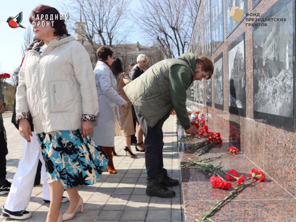 Молодёжка Народного фронта Стаханова чтит память невинных жертв! Молодёжка Народного фронта Стаханова чтит память невинных жертв!