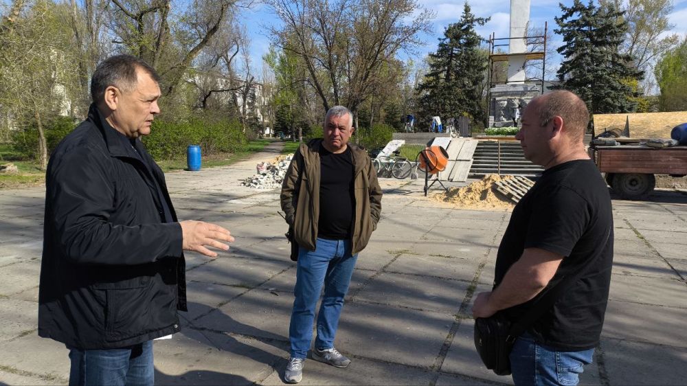 Сегодня первый заместитель Главы Администрации городского округа города Рубежное Луганской Народной Республики Игорь Шмидт посетил лично и проверил ход проведения восстановительных работ памятников Сегодня первый заместитель Главы Администрации городского округа города Рубежное Луганской Народной Республики Игорь Шмидт посетил лично и проверил ход проведения восстановительных работ памятников