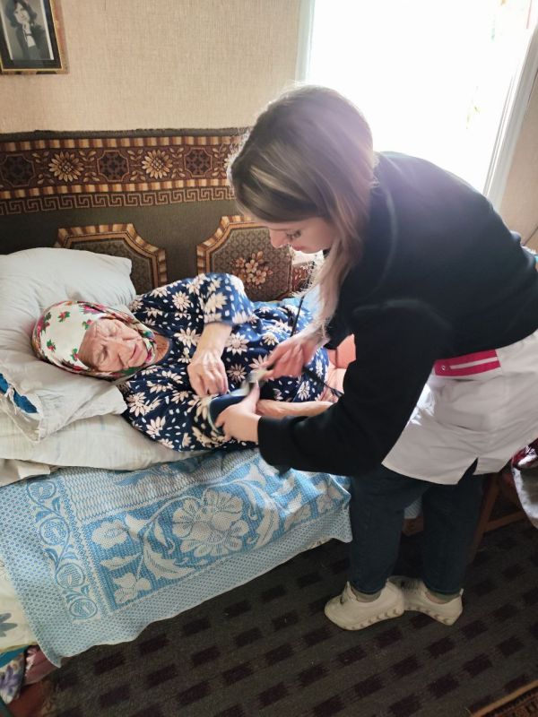 Активисты Единой России посещают ветеранов Активисты Единой России посещают ветеранов