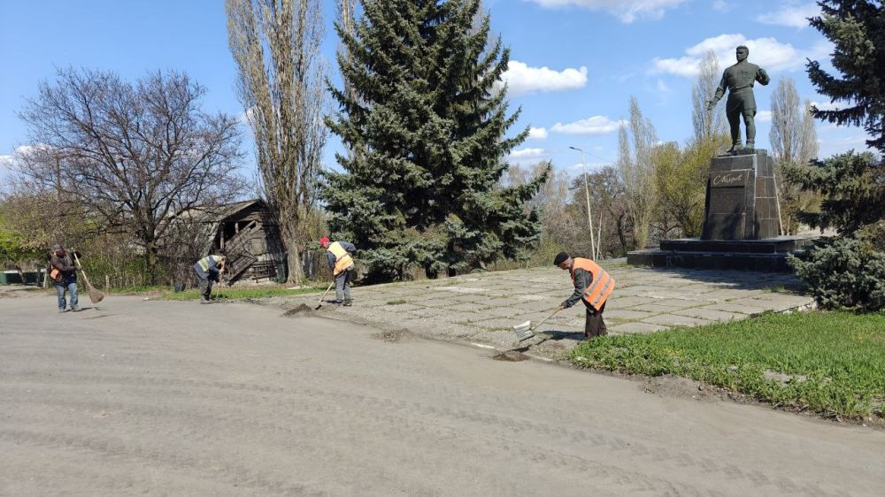 Виктория Сергеева: Коммунальщики в действии. Коммунальные предприятия города Кировска продолжают приводить в порядок территорию городского округа, занимаются уборкой и вывозом мусора Виктория Сергеева: Коммунальщики в действии. Коммунальные предприятия города Кировска продолжают приводить в порядок территорию городского округа, занимаются уборкой и вывозом мусора