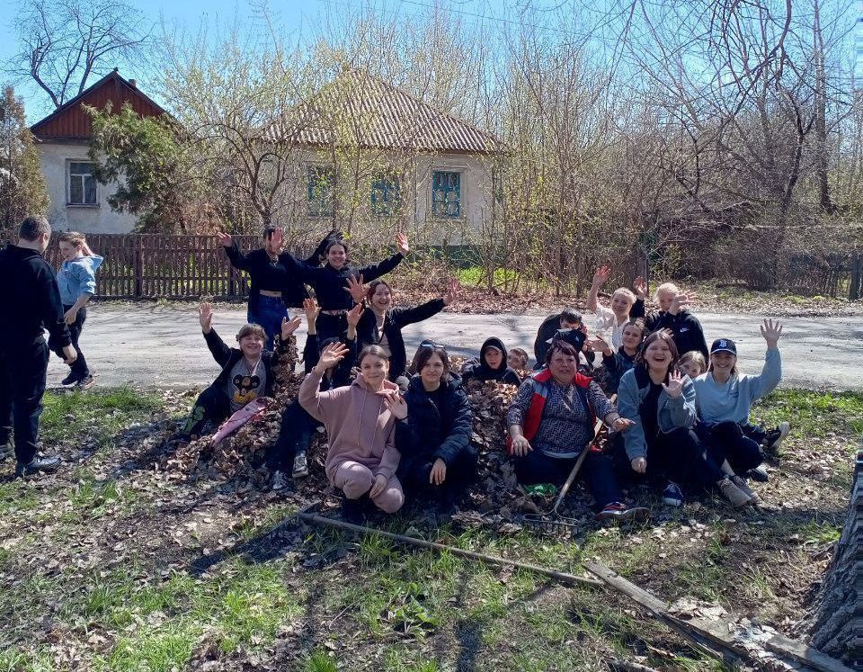 пгт Красный Кут:. работники отдела по делам территорий совместно с учащимися Краснокутской школы и работниками по благоустройству повели субботник пгт Красный Кут:. работники отдела по делам территорий совместно с учащимися Краснокутской школы и работниками по благоустройству повели субботник