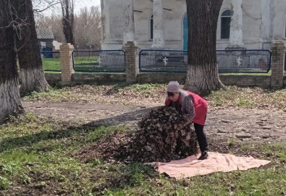 пгт Красный Кут:. работники отдела по делам территорий совместно с учащимися Краснокутской школы и работниками по благоустройству повели субботник пгт Красный Кут:. работники отдела по делам территорий совместно с учащимися Краснокутской школы и работниками по благоустройству повели субботник