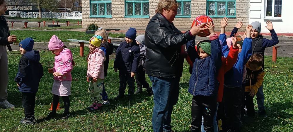 Работники Дома культуры им.Ленина пгт Новодарьевка провели спортивно-игровую программу «Спортивные приключения» для воспитанников Новодарьевского детского сада «Солнышко» Работники Дома культуры им.Ленина пгт Новодарьевка провели спортивно-игровую программу «Спортивные приключения» для воспитанников Новодарьевского детского сада «Солнышко»