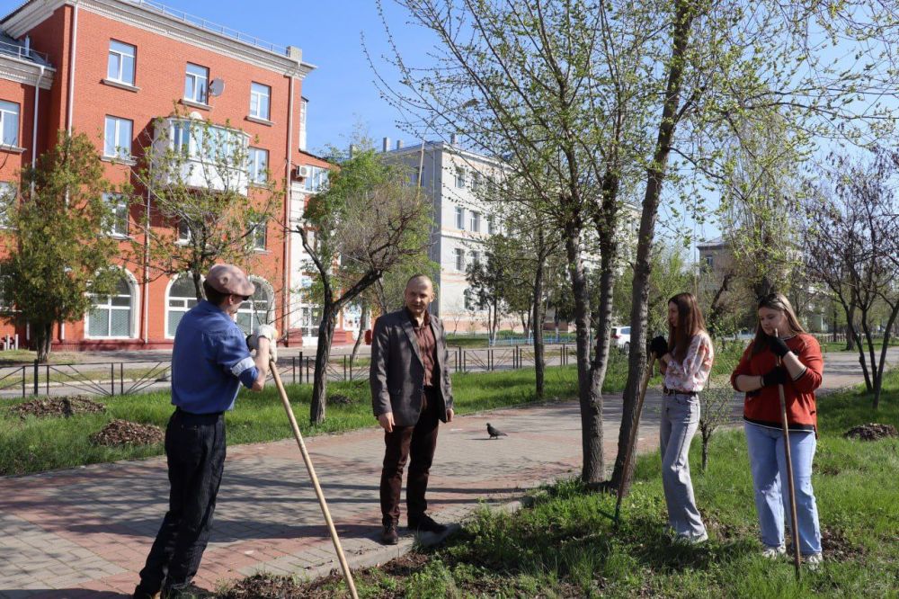 Северодончане в очередной раз приняли участие в общегородском субботнике Северодончане в очередной раз приняли участие в общегородском субботнике