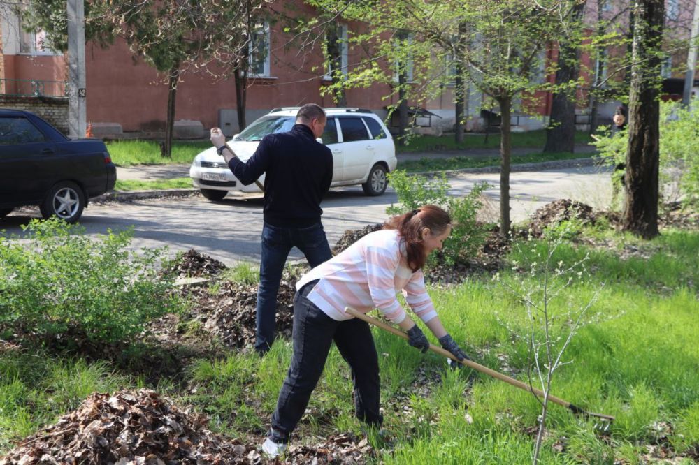 Северодончане в очередной раз приняли участие в общегородском субботнике Северодончане в очередной раз приняли участие в общегородском субботнике