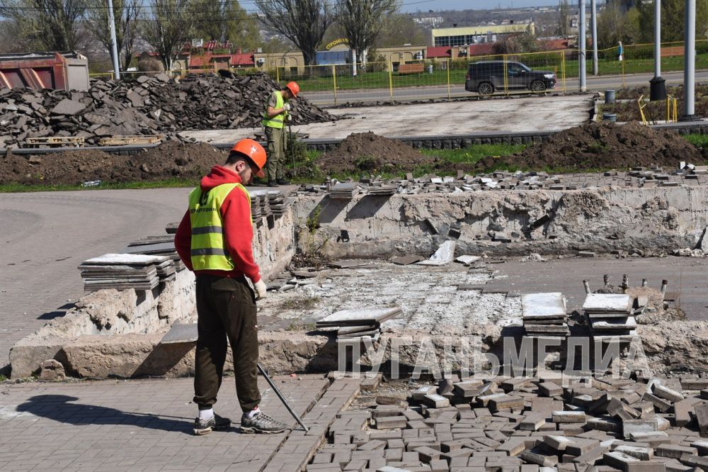 В Алчевске приступили к благоустройству главной площади В Алчевске приступили к благоустройству главной площади