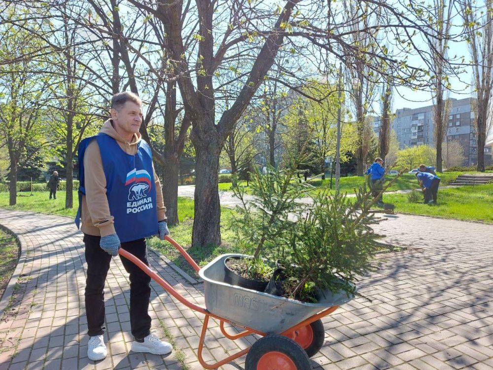 Роман Лысенко: В продолжение акции «Сад памяти» ещё одну часть прекрасных саженцев молодых елей высадили в Вологодском сквере Роман Лысенко: В продолжение акции «Сад памяти» ещё одну часть прекрасных саженцев молодых елей высадили в Вологодском сквере