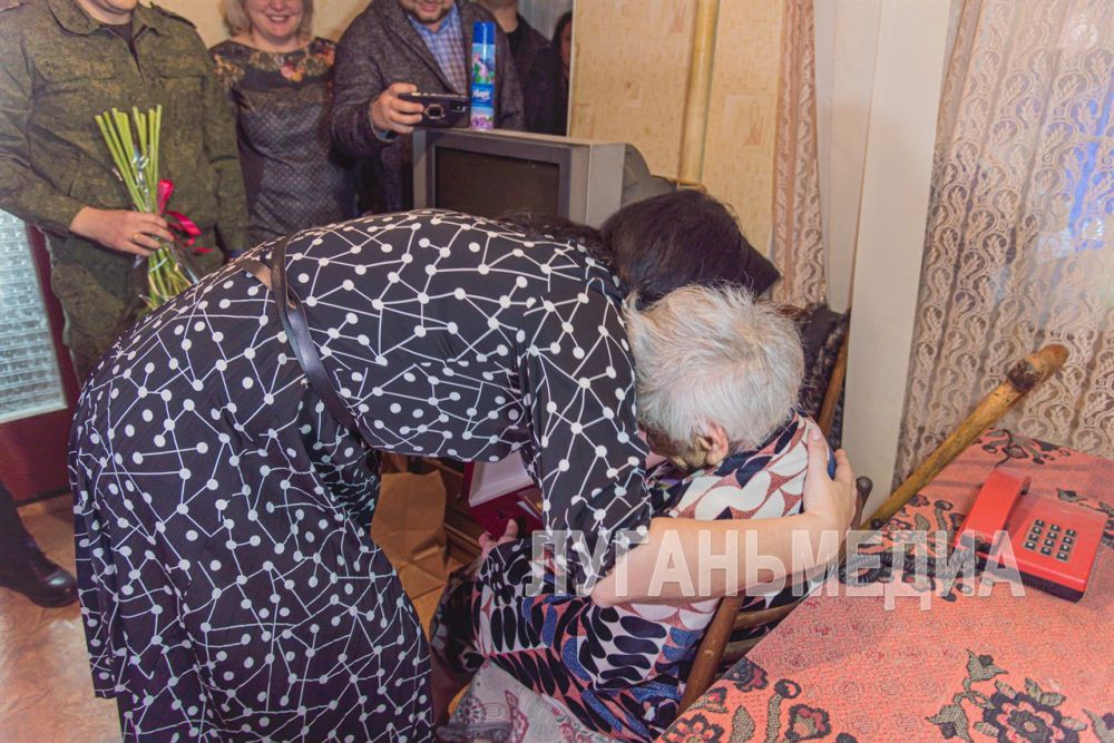 Руководитель Луганска вручила 99-летнему ветерану нагрудный знак «Почетный гражданин города» Руководитель Луганска вручила 99-летнему ветерану нагрудный знак «Почетный гражданин города»