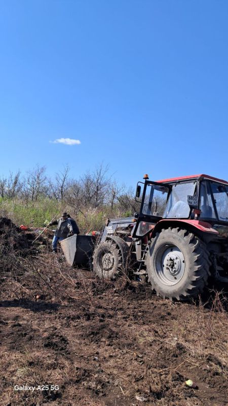 В ходе подготовки празднования светлого праздника Пасхи в пгт Нагольно-Тарасовка продолжаются работы по уборке и вывозу мусора с территории поселкового кладбища В ходе подготовки празднования светлого праздника Пасхи в пгт Нагольно-Тарасовка продолжаются работы по уборке и вывозу мусора с территории поселкового кладбища