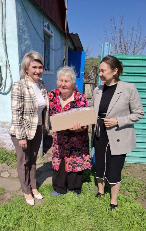 Сегодня в рамках акции "Паска пахнет миром" партийного проекта Единой России "Российское село" депутат Совета Лутугинского муниципального округа Светлана Колтунова поздравила жителей с. Каменка и с. Шелковая Протока -... Сегодня в рамках акции "Паска пахнет миром" партийного проекта Единой России "Российское село" депутат Совета Лутугинского муниципального округа Светлана Колтунова поздравила жителей с. Каменка и с. Шелковая Протока -...