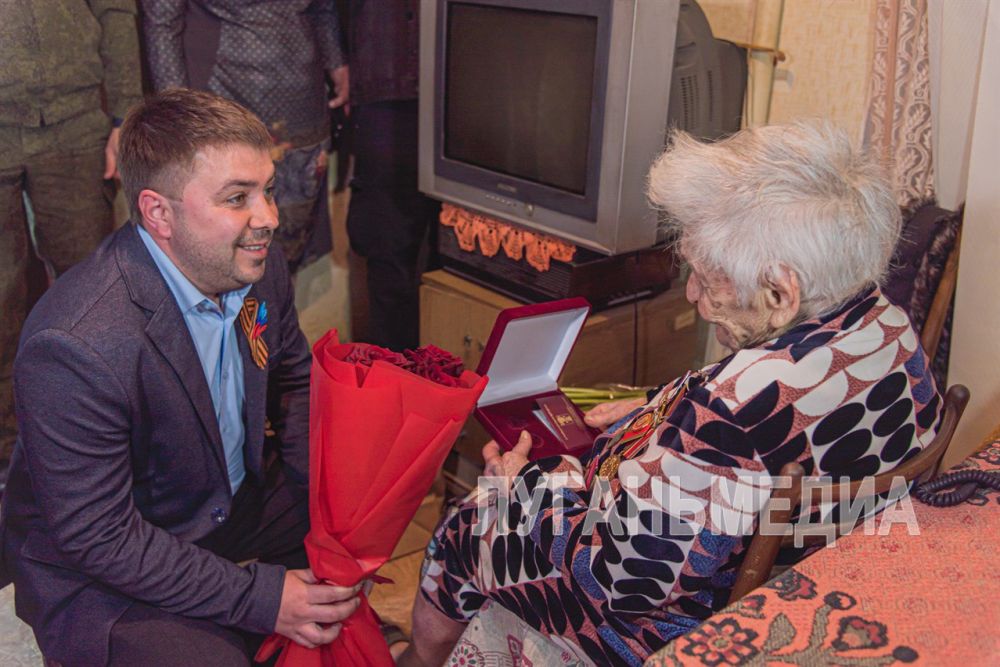 Руководитель Луганска вручила 99-летнему ветерану нагрудный знак «Почетный гражданин города» Руководитель Луганска вручила 99-летнему ветерану нагрудный знак «Почетный гражданин города»