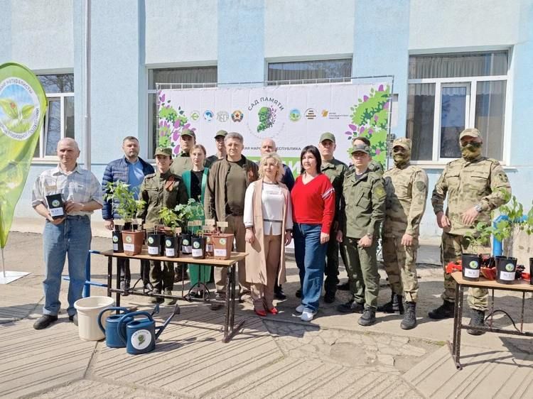 Аллея зеленых дубов и маклюр: Луганская школа присоединилась к акции «Сад памяти» Аллея зеленых дубов и маклюр: Луганская школа присоединилась к акции «Сад памяти»