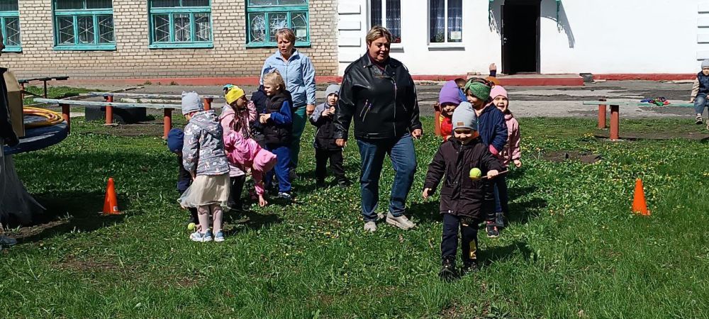 Работники Дома культуры им.Ленина пгт Новодарьевка провели спортивно-игровую программу «Спортивные приключения» для воспитанников Новодарьевского детского сада «Солнышко» Работники Дома культуры им.Ленина пгт Новодарьевка провели спортивно-игровую программу «Спортивные приключения» для воспитанников Новодарьевского детского сада «Солнышко»