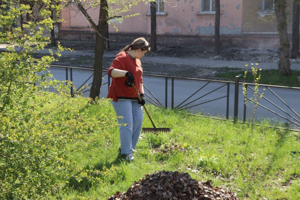 Северодончане в очередной раз приняли участие в общегородском субботнике Северодончане в очередной раз приняли участие в общегородском субботнике