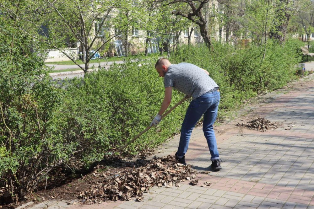 Северодончане в очередной раз приняли участие в общегородском субботнике Северодончане в очередной раз приняли участие в общегородском субботнике