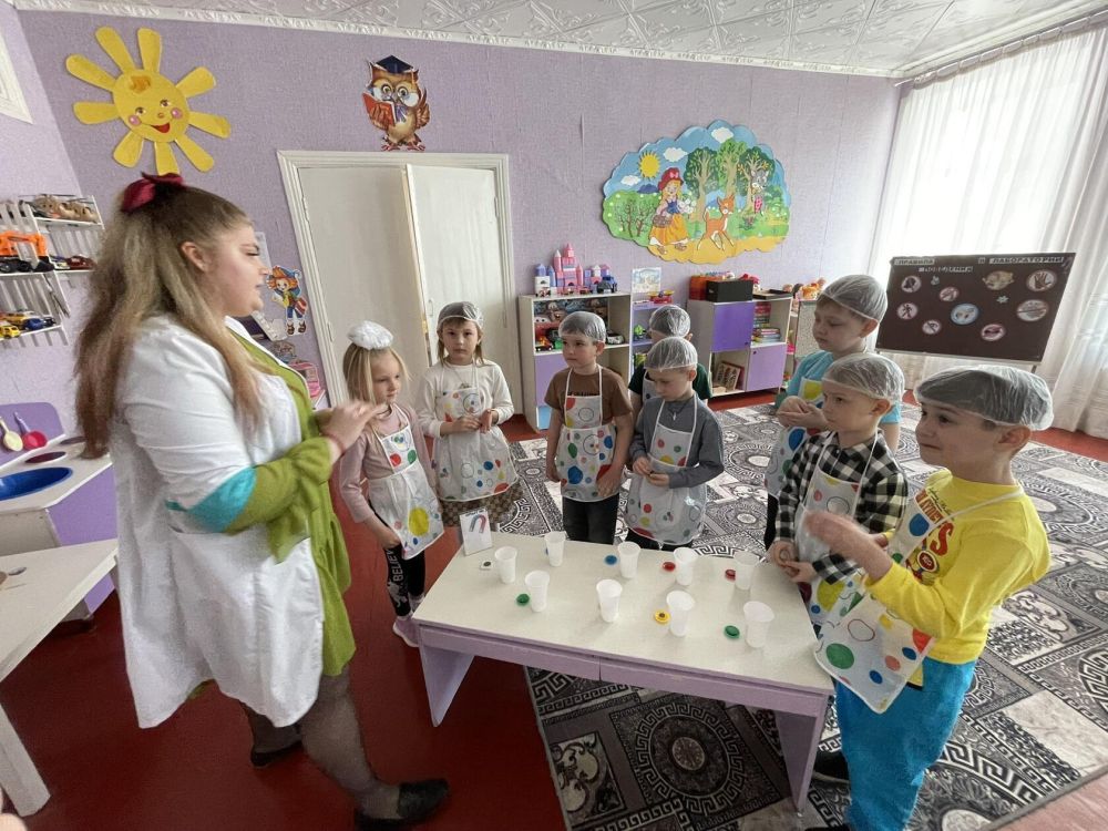 В Ровеньковском детском саду «Аленький цветочек» прошло открытое занятие по познавательно-исследовательской экспериментальной деятельности «Удивительные свойства магнитов», которое прошло в виденаблюдения, опытов и... В Ровеньковском детском саду «Аленький цветочек» прошло открытое занятие по познавательно-исследовательской экспериментальной деятельности «Удивительные свойства магнитов», которое прошло в виденаблюдения, опытов и...