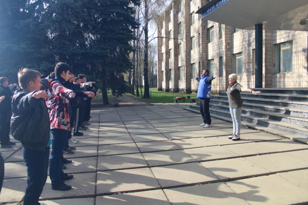 Активисты «Единой России» провели зарядку в Славяносербске Активисты «Единой России» провели зарядку в Славяносербске