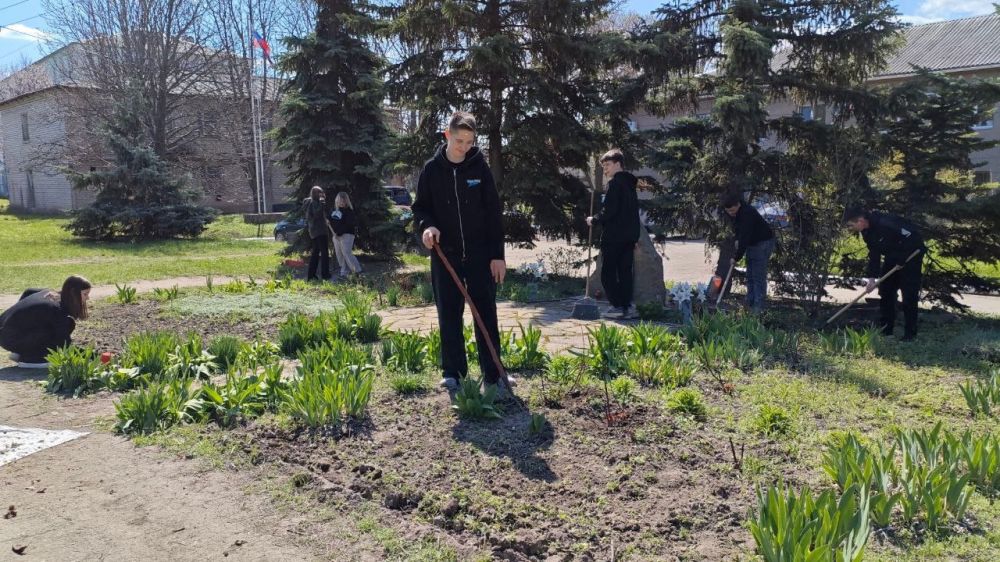 В рамках акции «Чистая республика» ученики Фабриченской средней школы провели субботник у памятного места в посёлке В рамках акции «Чистая республика» ученики Фабриченской средней школы провели субботник у памятного места в посёлке