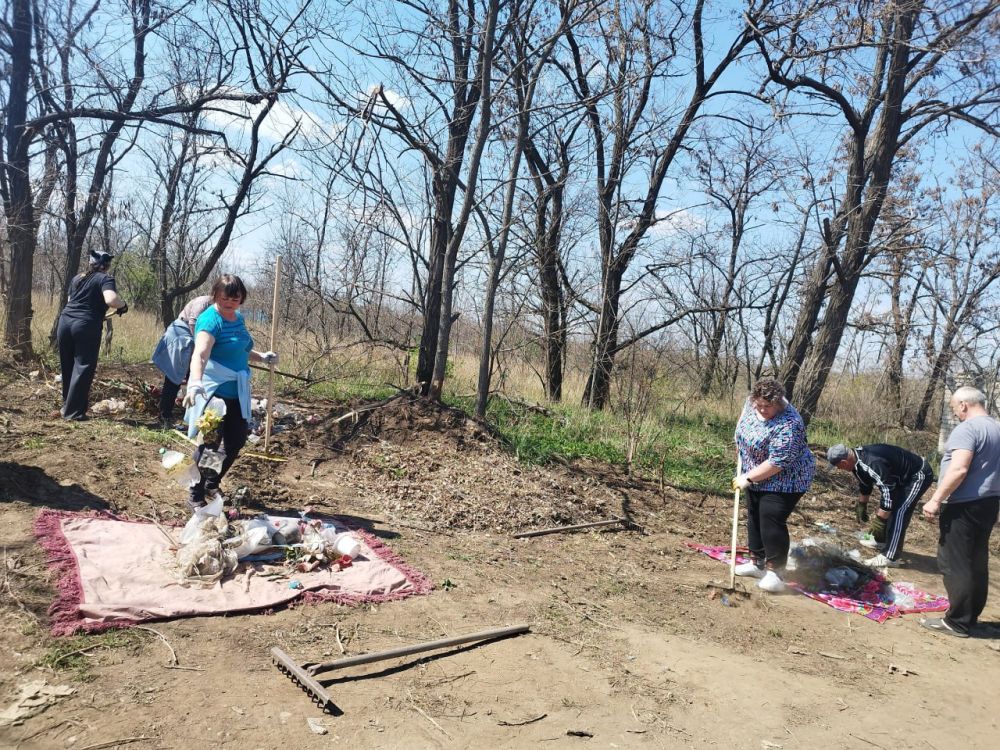В поселке Краснодон прошел субботник по наведению порядка на гражданском кладбище! В поселке Краснодон прошел субботник по наведению порядка на гражданском кладбище!