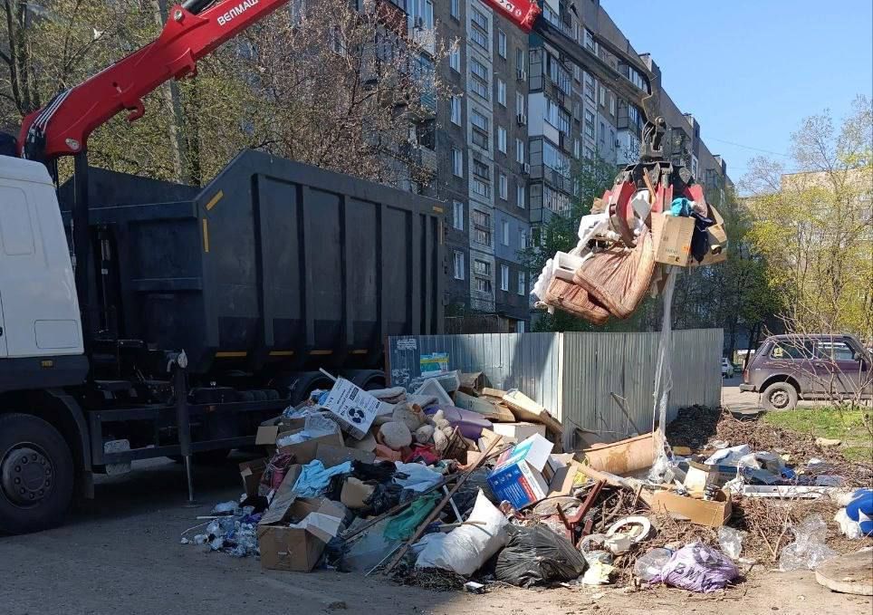 Коммунальные службы проводят работы на территории города Коммунальные службы проводят работы на территории города