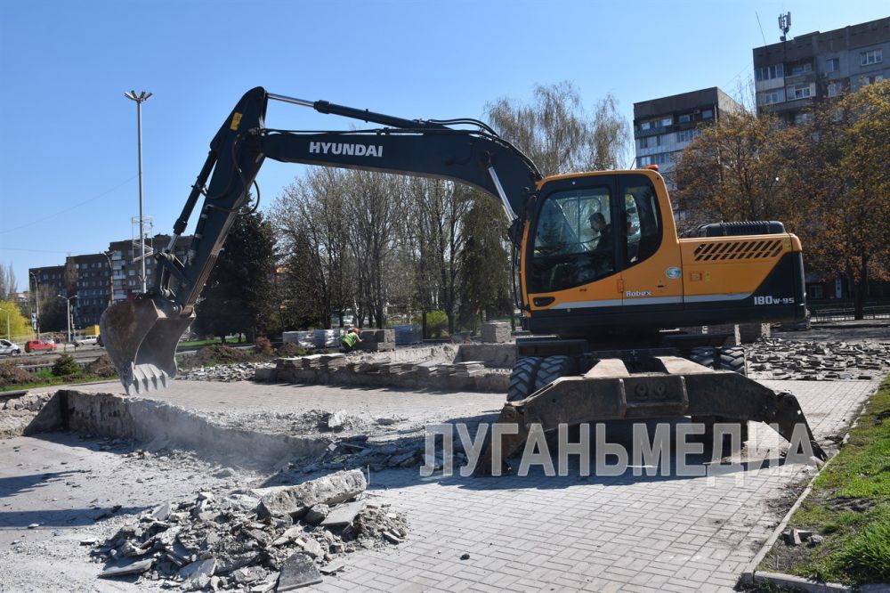 В Алчевске приступили к благоустройству главной площади В Алчевске приступили к благоустройству главной площади