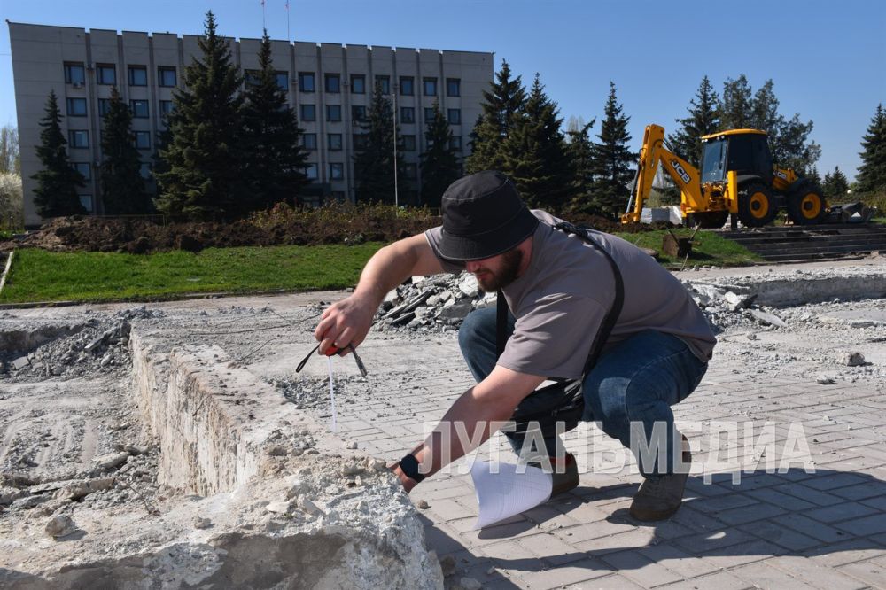 В Алчевске приступили к благоустройству главной площади В Алчевске приступили к благоустройству главной площади
