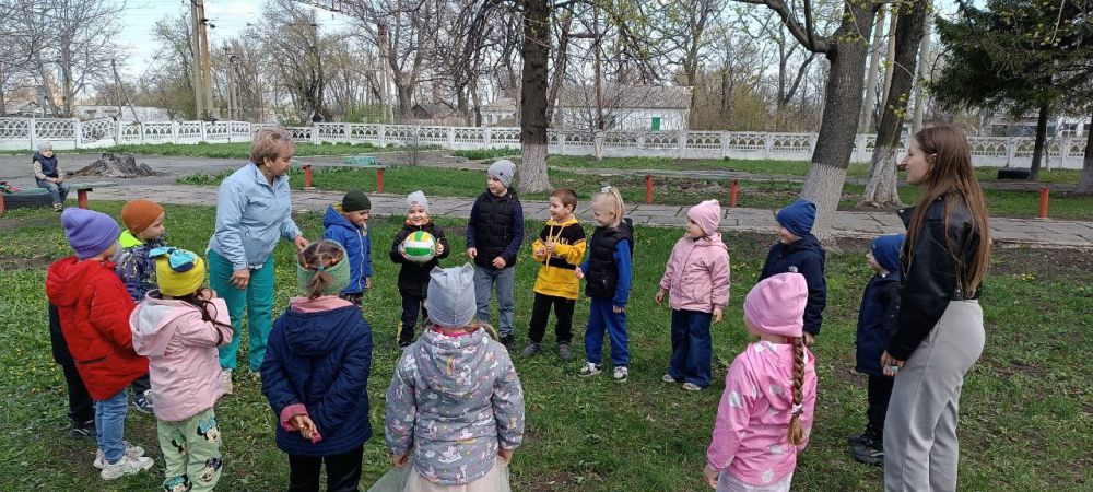 Работники Дома культуры им.Ленина пгт Новодарьевка провели спортивно-игровую программу «Спортивные приключения» для воспитанников Новодарьевского детского сада «Солнышко» Работники Дома культуры им.Ленина пгт Новодарьевка провели спортивно-игровую программу «Спортивные приключения» для воспитанников Новодарьевского детского сада «Солнышко»