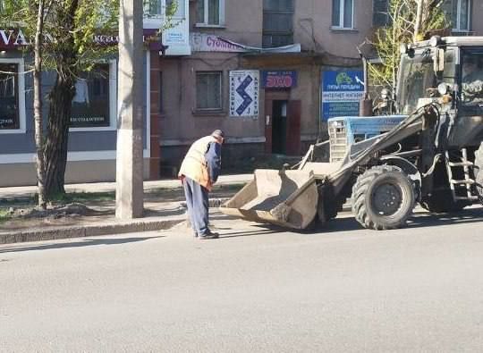 Коммунальные службы проводят работы на территории города Коммунальные службы проводят работы на территории города