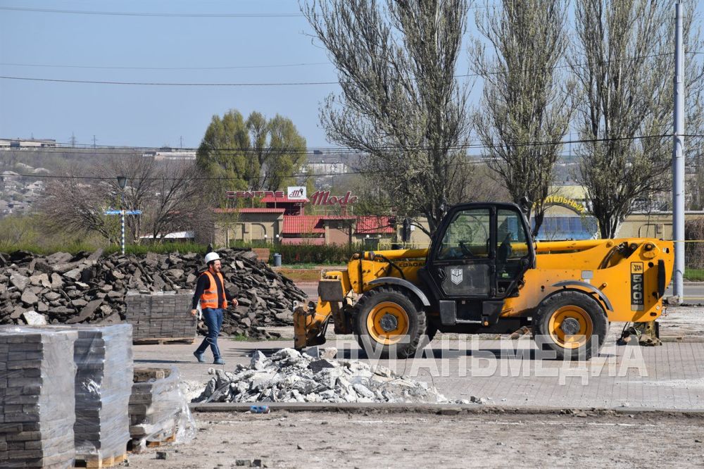 В Алчевске приступили к благоустройству главной площади В Алчевске приступили к благоустройству главной площади