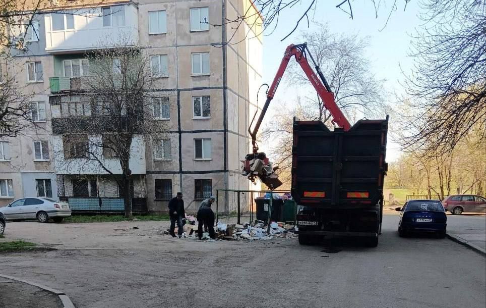 Коммунальные службы проводят работы на территории города Коммунальные службы проводят работы на территории города
