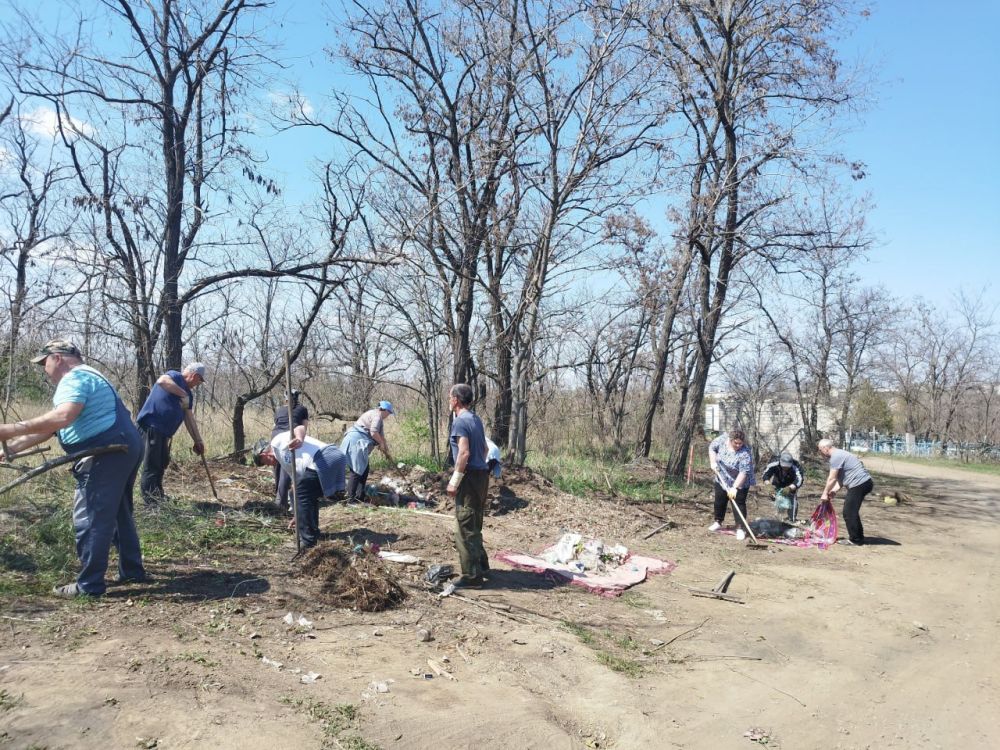 В поселке Краснодон прошел субботник по наведению порядка на гражданском кладбище! В поселке Краснодон прошел субботник по наведению порядка на гражданском кладбище!