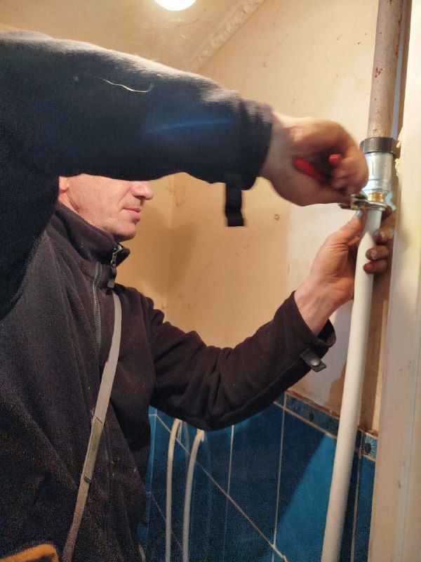 Коммунальные будни. Работники ООО "КОМ-СЕРВИС" выполнили работы по ремонту стояка внутридомовой инженерной системы холодного водоснабжения в жилом помещении подъезда № 1 многоквартирного дома № 54 квартала Гагарина Коммунальные будни. Работники ООО "КОМ-СЕРВИС" выполнили работы по ремонту стояка внутридомовой инженерной системы холодного водоснабжения в жилом помещении подъезда № 1 многоквартирного дома № 54 квартала Гагарина