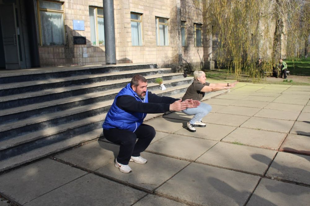 Активисты «Единой России» провели зарядку в Славяносербске Активисты «Единой России» провели зарядку в Славяносербске