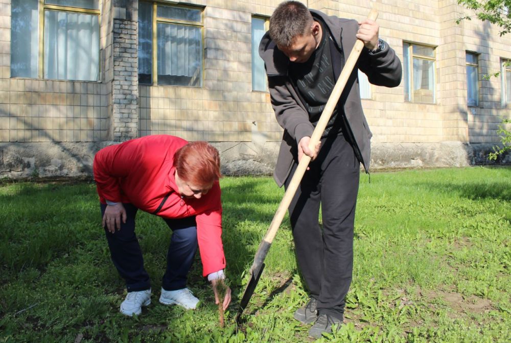 В рамках проекта «Историческая Память» партии «Единая Россия» и акции «Сад памяти» активисты Славяносербщины совместно с коллективом Филиала «Славяносербский техникум» ЛГАУ высадили памятные деревья у стен образовательного... В рамках проекта «Историческая Память» партии «Единая Россия» и акции «Сад памяти» активисты Славяносербщины совместно с коллективом Филиала «Славяносербский техникум» ЛГАУ высадили памятные деревья у стен образовательного...