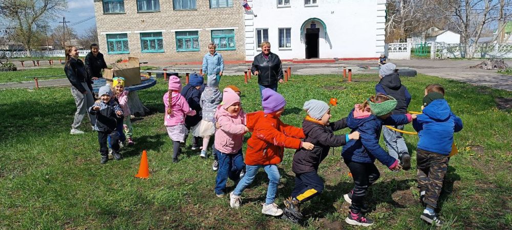 Работники Дома культуры им.Ленина пгт Новодарьевка провели спортивно-игровую программу «Спортивные приключения» для воспитанников Новодарьевского детского сада «Солнышко» Работники Дома культуры им.Ленина пгт Новодарьевка провели спортивно-игровую программу «Спортивные приключения» для воспитанников Новодарьевского детского сада «Солнышко»