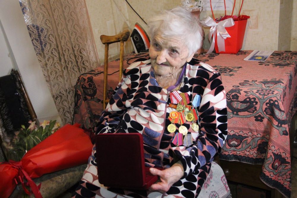 Единороссы поздравили с 99-летием участницу Великой Отечественной войны и вручили ей знак Почётного гражданина Луганска Единороссы поздравили с 99-летием участницу Великой Отечественной войны и вручили ей знак Почётного гражданина Луганска