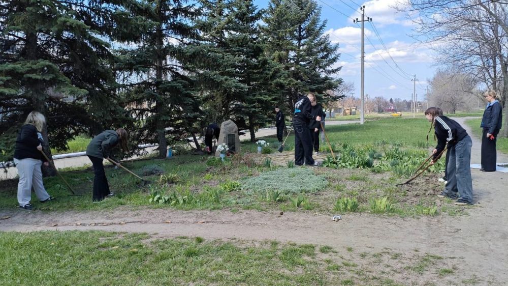 В рамках акции «Чистая республика» ученики Фабриченской средней школы провели субботник у памятного места в посёлке В рамках акции «Чистая республика» ученики Фабриченской средней школы провели субботник у памятного места в посёлке