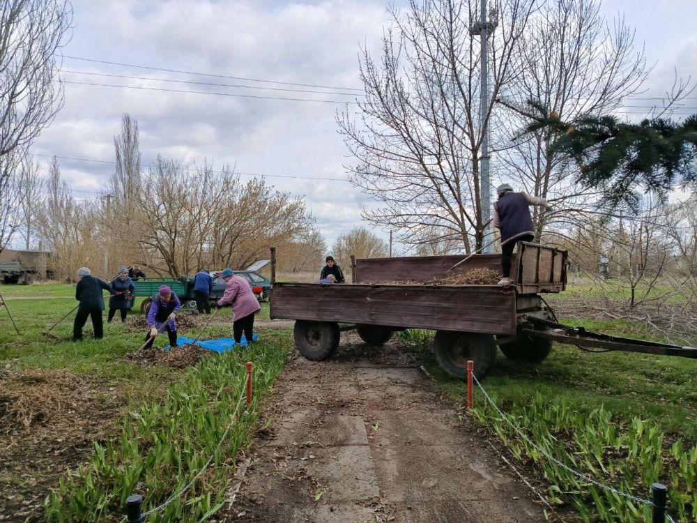 На территории Петровского отдела жизнеобеспечения, всеми желающими и жителями села Войтово, был проведен субботник на территории и вокруг Памятных знаков На территории Петровского отдела жизнеобеспечения, всеми желающими и жителями села Войтово, был проведен субботник на территории и вокруг Памятных знаков