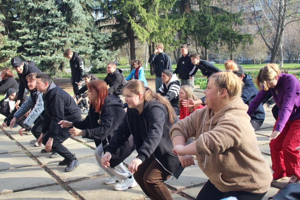 Активисты «Единой России» провели зарядку в Славяносербске Активисты «Единой России» провели зарядку в Славяносербске