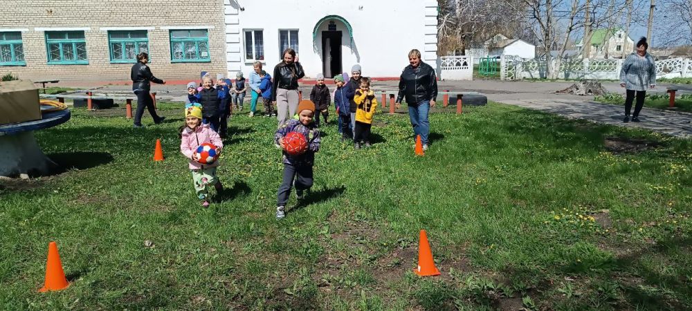 Работники Дома культуры им.Ленина пгт Новодарьевка провели спортивно-игровую программу «Спортивные приключения» для воспитанников Новодарьевского детского сада «Солнышко» Работники Дома культуры им.Ленина пгт Новодарьевка провели спортивно-игровую программу «Спортивные приключения» для воспитанников Новодарьевского детского сада «Солнышко»