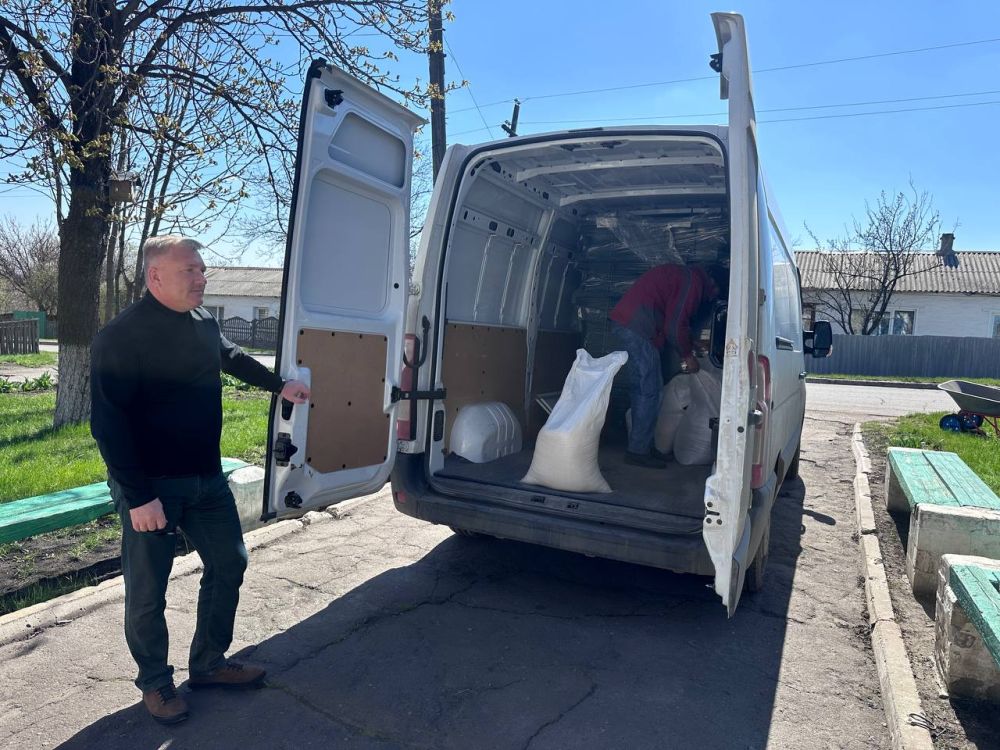 Депутат Совета городского округа города Брянки Роман Анохин оказал помощь в благоустройстве памятника воинам, погибших в годы ВОВ на территории города Брянки Депутат Совета городского округа города Брянки Роман Анохин оказал помощь в благоустройстве памятника воинам, погибших в годы ВОВ на территории города Брянки